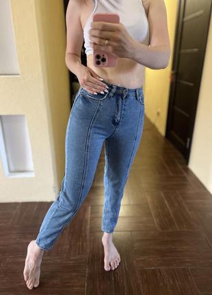 Женские джинсы мом