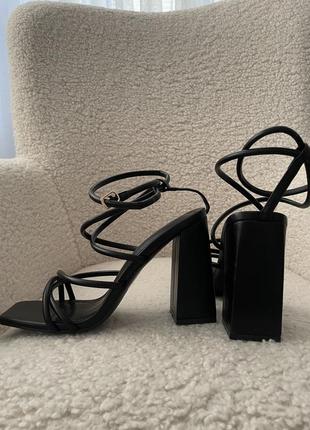 Ідеальні босоніжки з тоненькими ремінцями на товстому каблуку zara hm mango