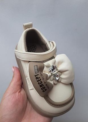 Туфлі дитячі бежеві з коричневим зайчик бантик камінці , на липучці дуже м'які ,...