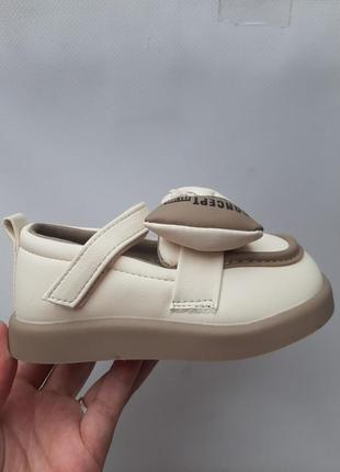 Туфлі дитячі бежеві з коричневим зайчик бантик камінці , на липучці дуже м'які ,...