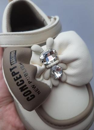 Туфлі дитячі бежеві з коричневим зайчик бантик камінці , на липучці дуже м'які ,...