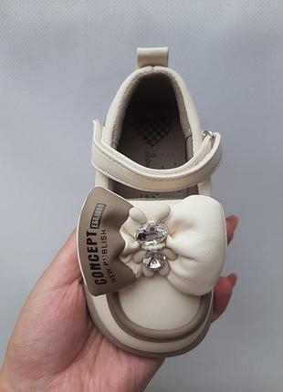 Туфлі дитячі бежеві з коричневим зайчик бантик камінці , на липучці дуже м'які ,...