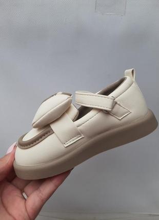 Туфлі дитячі бежеві з коричневим зайчик бантик камінці , на липучці дуже м'які ,...