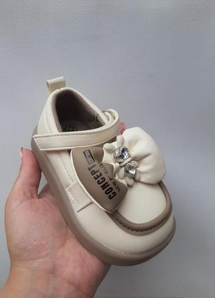 Туфлі дитячі бежеві з коричневим зайчик бантик камінці , на липучці дуже м'які ,...