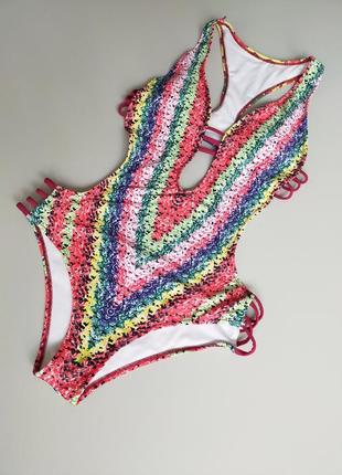 Слитный купальник яркий