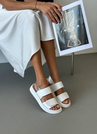 Жіночі легкі стильні білі шкіряні босоніжки на липучках на низькому ходу, на плоскій...