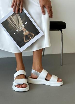 Жіночі легкі стильні білі шкіряні босоніжки на липучках на низькому ходу, на плоскій...