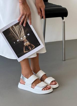 Жіночі легкі стильні білі шкіряні босоніжки на липучках на низькому ходу, на плоскій...