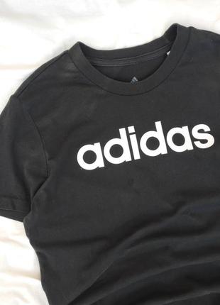 Черная футболка с лого на груди ✨ adidas ✨ с вышитым лого на рукаве6 фото