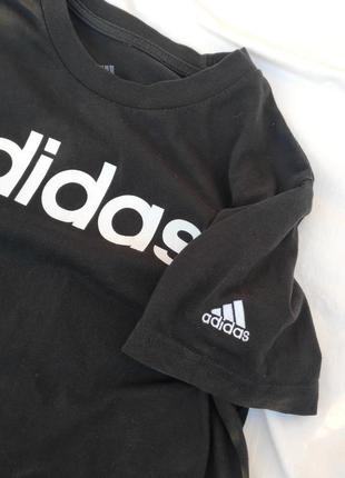 Черная футболка с лого на груди ✨ adidas ✨ с вышитым лого на рукаве8 фото