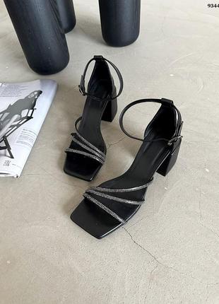 Нарядні відкриті жіночі босоніжки на підборах