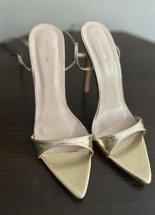 Босоніжки на завязках prettylittlething