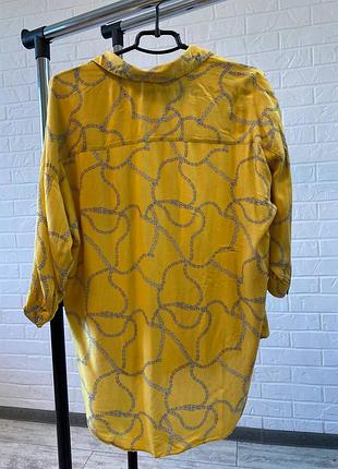 Желтая летняя рубашка с принтом цепи6 фото
