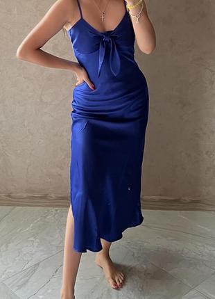 Синее, атласное платье.