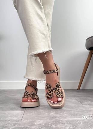 Трендові жіночі леопардові босоніжки