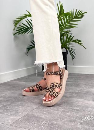 Трендові жіночі леопардові босоніжки