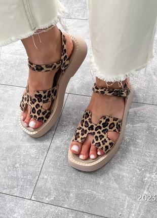 Трендові жіночі леопардові босоніжки