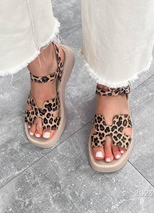 Трендові жіночі леопардові босоніжки