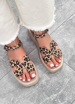 Трендові жіночі леопардові босоніжки