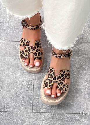 Трендові жіночі леопардові босоніжки