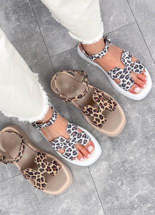 Трендові жіночі леопардові босоніжки