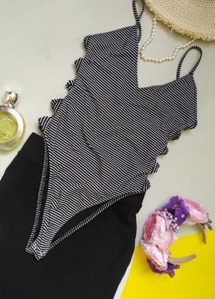 Боди с разрезами на боках