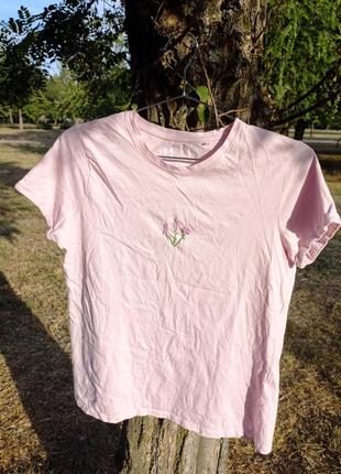 Футболка с вышитыми цветами