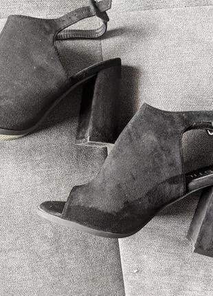 Замшеві чорні ботильйони босоніжки