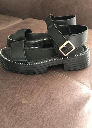 Босоніжки фірмові шкіряні