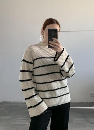 Стильний светр у смужку