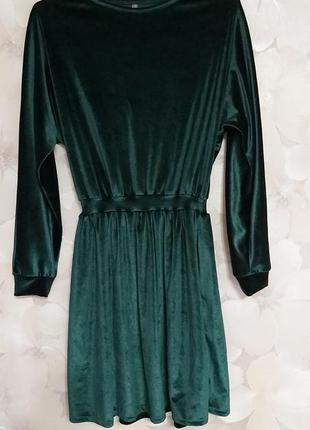 Нова сукня  .розмір 42. насичений ізумрудний  колір. на талії має ризику