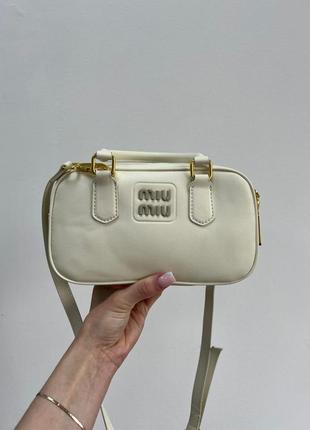 Сумка в белом цвете miumiu arcadie leather bag cream