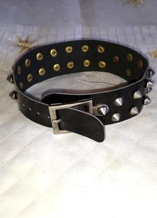 Чокер лакированный с шипами.