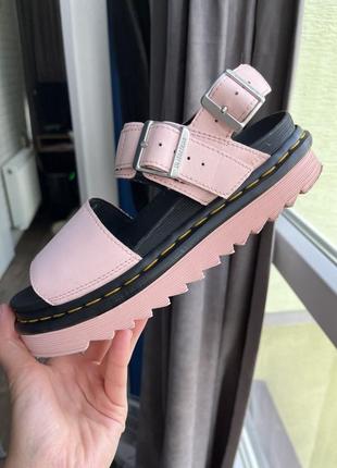 Босоніжки dr martens рожеві