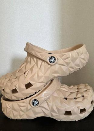 Крокс геометрік клог бежеві crocs geometric clog bone