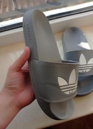 Оригінальні шльопанці adidas