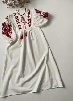 Сукня / сукня з вишивкою