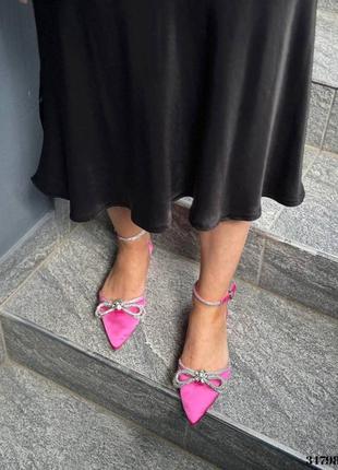 ▪️босоніжки-туфлі в стилі much much aquazzura маленький каблук підбори з ремінцем малинові рожеві фуксія атлас атласні літо 35 36 37 38 39 40 розмір