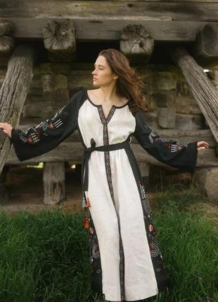 Платье с вышивкой