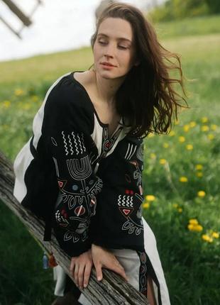 Платье с вышивкой