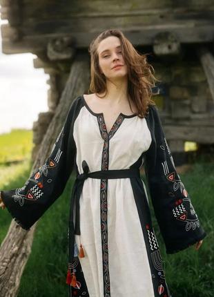 Платье с вышивкой