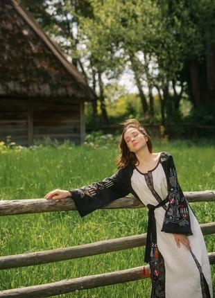 Платье с вышивкой