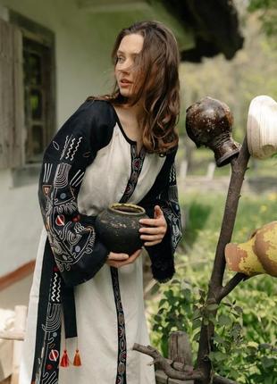 Платье с вышивкой