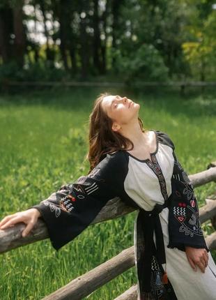 Платье с вышивкой