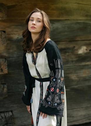 Платье с вышивкой