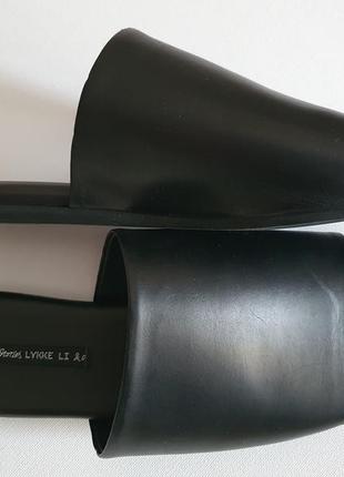 Шкіряні шльопанці