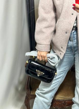 Сумка женская кожаная лаковая черная маленькая клатч бредовая в стиле prada
