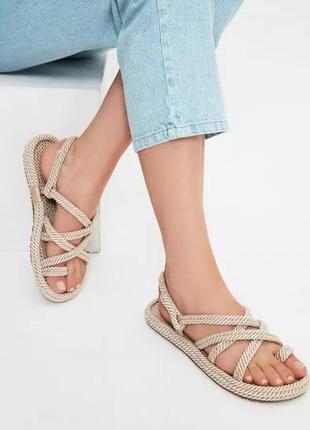 Босоніжки плетені беж