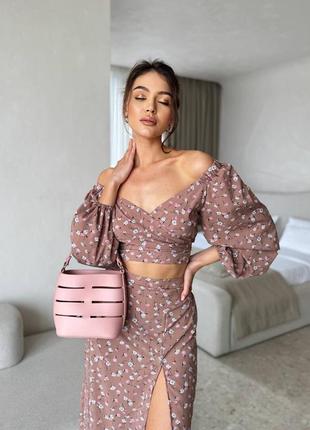 Зручний, легкий, приємний для тіла жіночий костюм: топ та юбка.