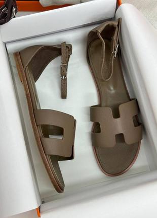 Босоножки кожаные в стиле hermes